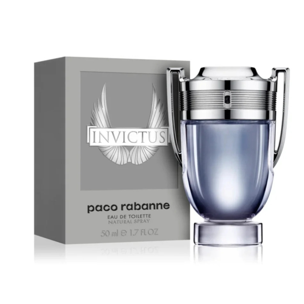 Un flacon d'Eau de Toilette Paco Rabanne Invictus, en forme de trophée, avec un bouchon métallique. Placé à côté de son écrin gris, il arbore un logo ailé et le nom du parfum en gras. Le flacon contient 50 ml. Dakar