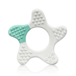 Jouet de dentition en forme d'étoile avec un centre circulaire. Il est principalement blanc avec une partie turquoise clair. Il présente diverses surfaces texturées, notamment des petits triangles et des points, pour un soulagement sensoriel. Dakar