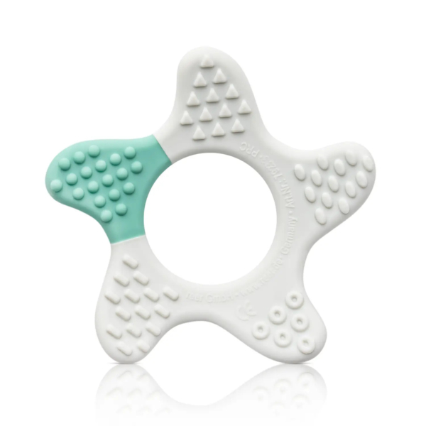 Jouet de dentition en forme d'étoile avec un centre circulaire. Il est principalement blanc avec une partie turquoise clair. Il présente diverses surfaces texturées, notamment des petits triangles et des points, pour un soulagement sensoriel. Dakar