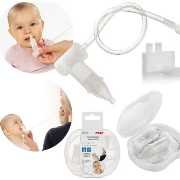 Kit d'aspiration nasale pour bébé avec un gros plan d'un bébé se faisant aspirer le nez. Le kit comprend un tube transparent, un embout et un filtre. Un étui de transport circulaire et un emballage sont également présentés. Dakar