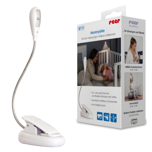 Une lampe de lecture flexible à pince est présentée à côté de son emballage. Ce dernier présente l'image d'une personne assise sur une chaise, lisant avec la lampe. La boîte comporte un texte en allemand et des symboles indiquant les certifications et les utilisations. Dakar