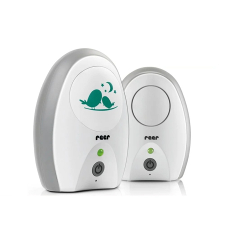 Deux babyphones électroniques blancs avec voyants verts. L'un d'eux est décoré d'oiseaux perchés sous un croissant de lune et des étoiles. Les deux sont dotés d'un bouton d'alimentation en bas. Dakar