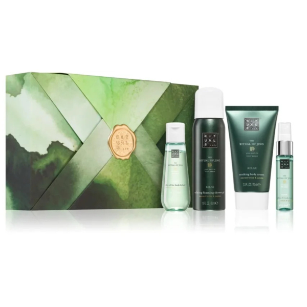 Un coffret cadeau Rituals vert comprenant quatre articles : un gel douche moussant, une crème pour le corps, un gommage pour le corps et une brume pour le corps, le tout dans un emballage vert assorti, sur fond de boîte verte coordonnée avec un subtil design aquarelle. Dakar