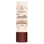 Tube de baume à lèvres couleur crème avec bouchon marron, étiqueté « Cavaillès Soin Protecteur » et portant l'inscription « Les lèvres BAUME GOURMAND Karité BIO ». Une inscription décorative et un petit emblème soulignent ses propriétés nourrissantes. Dakar
