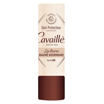 Tube de baume à lèvres couleur crème avec bouchon marron, étiqueté « Cavaillès Soin Protecteur » et portant l'inscription « Les lèvres BAUME GOURMAND Karité BIO ». Une inscription décorative et un petit emblème soulignent ses propriétés nourrissantes. Dakar