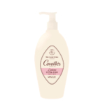 Flacon de gel lavant intime Cavaillès Intime Extra-Doux, muni d'une pompe. L'étiquette est ovale, sur fond rose, avec un texte marron. Le flacon est de couleur crème. Dakar