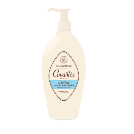 Un flacon de Cavaillès Soin Lavant Intime, équipé d'une pompe. L'étiquette met en avant les propriétés antibactériennes et la protection. Le flacon est beige clair, avec un texte marron et bleu détaillant les bienfaits du produit. Dakar