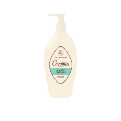 Flacon pompe beige de Cavaillès Soin Lavant Intime avec une étiquette turquoise. Le flacon porte une inscription indiquant qu'il s'agit d'un produit de toilette intime. Le fond est blanc uni. Dakar