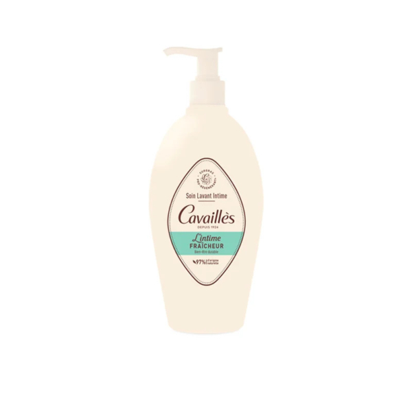Flacon pompe beige de Cavaillès Soin Lavant Intime avec une étiquette turquoise. Le flacon porte une inscription indiquant qu'il s'agit d'un produit de toilette intime. Le fond est blanc uni. Dakar