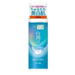 Flacon bleu et blanc de lotion Hada Labo Shirojyun. Le flacon arbore un texte en japonais et un bouchon transparent. L'étiquette, ornée d'un motif de goutte d'eau, présente un effet dégradé. Dakar