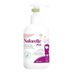 Un flacon de gel douche intime et corps Saforelle Miss. Il est doté d'une pompe et d'un design violet et blanc avec une illustration de fillette. Ce produit, disponible en français et en anglais, promet de nettoyer et d'apaiser. Contient 250 ml. Dakar