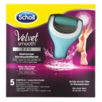 L'emballage de la Râpe Électrique Anti-Callosités Scholl Velvet Smooth Pro (1 Pièce) est violet et bleu avec un texte blanc mettant en valeur le manche et le rouleau. Les descriptions en allemand et en français soulignent ses caractéristiques exceptionnelles. Dakar