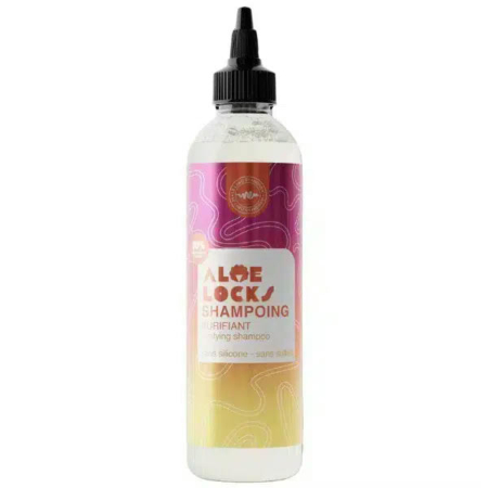 Un flacon de shampoing Aloe Locks avec un bouchon à clapet noir. L'étiquette est rose et jaune, avec l'inscription blanche « Aloe Locks Shampooing ». Il s'agit probablement d'un shampoing purifiant. Dakar