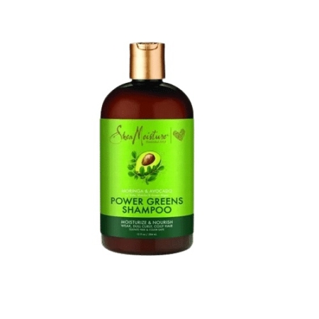 Un flacon de shampoing SheaMoisture Power Greens au moringa et à l'avocat. L'étiquette est verte et présente une feuille de moringa et un avocat. Le bouchon est doré et l'étiquette indique qu'il hydrate et nourrit les cheveux. 375 ml. Dakar