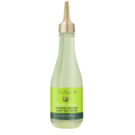 Un flacon de rinçage capillaire SheaMoisture Power Greens au moringa et à l'avocat. L'emballage est transparent, avec une étiquette verte éclatante et un bouchon pointu doré. Le flacon contient 250 ml de produit. Dakar