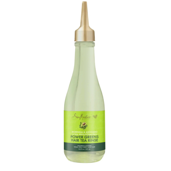 Un flacon de rinçage capillaire SheaMoisture Power Greens au moringa et à l'avocat. L'emballage est transparent, avec une étiquette verte éclatante et un bouchon pointu doré. Le flacon contient 250 ml de produit. Dakar