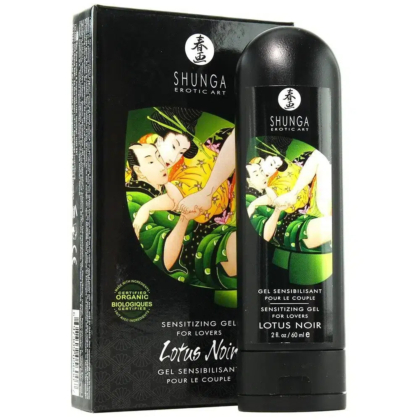 Un flacon noir étiqueté « Shunga Erotic Art Lotus Noir » se dresse devant son emballage. La boîte présente un couple enlacé sensuellement, aux teintes vertes et jaunes. Le texte souligne la nature sensibilisante du produit pour les amoureux. Dakar