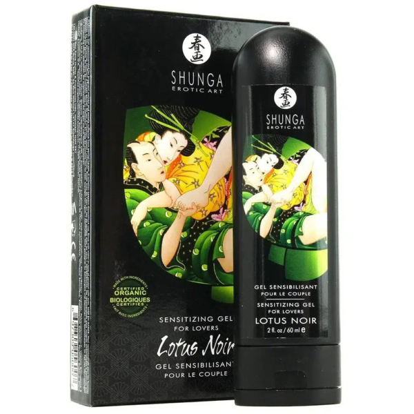 Un flacon noir étiqueté « Shunga Erotic Art Lotus Noir » se dresse devant son emballage. La boîte présente un couple enlacé sensuellement, aux teintes vertes et jaunes. Le texte souligne la nature sensibilisante du produit pour les amoureux. Dakar