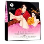 Un emballage coloré représentant l'art traditionnel japonais. Il représente un homme et une femme dans un bain, avec de l'eau rose. Ce produit, baptisé « Lovebath », est décrit comme une expérience de bain sensuelle japonaise. Dakar