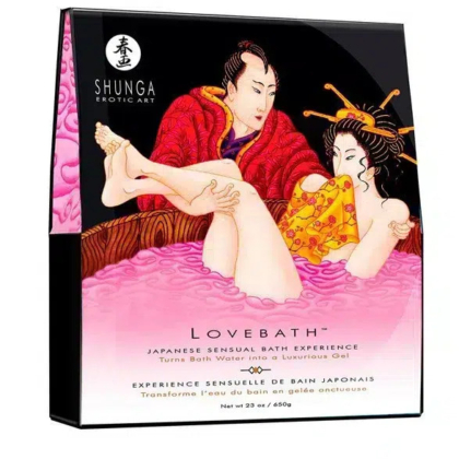 Un emballage coloré représentant l'art traditionnel japonais. Il représente un homme et une femme dans un bain, avec de l'eau rose. Ce produit, baptisé « Lovebath », est décrit comme une expérience de bain sensuelle japonaise. Dakar