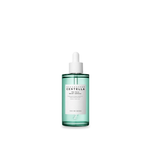 Un flacon vert de sérum de soin avec une étiquette blanche portant les inscriptions « Centella » et « Skin1004 ». Son bouchon compte-gouttes est blanc. Son design est simple sur fond blanc uni. Dakar