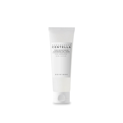 Un tube blanc de gel-mousse nettoyant éclaircissant à la centella de Madagascar de SKIN1004. Ce tube, doté d'un étiquetage minimaliste et d'un bouchon gris, contient 150 ml de produit. Dakar