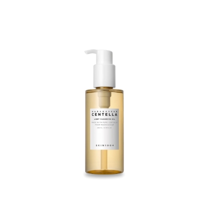 Un flacon pompe transparent de « Centella Light Cleansing Oil » de Skin1004, contenant 200 ml de produit. L'étiquette est blanche avec des inscriptions grises et noires, et le flacon présente un design épuré et minimaliste. Dakar