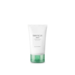 Un produit de soin pour la peau présenté dans un tube blanc avec un texte noir, étiqueté « Centella Madagascar » par Skin1004. Son bouchon est vert. Le fond est blanc uni. Dakar
