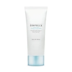 Un tube blanc de crème solaire Skin1004 Madagascar Centella Air-Fit est présenté sur un fond uni. Le texte sur le tube le décrit comme un sérum solaire à l'extrait de Centella. Dakar