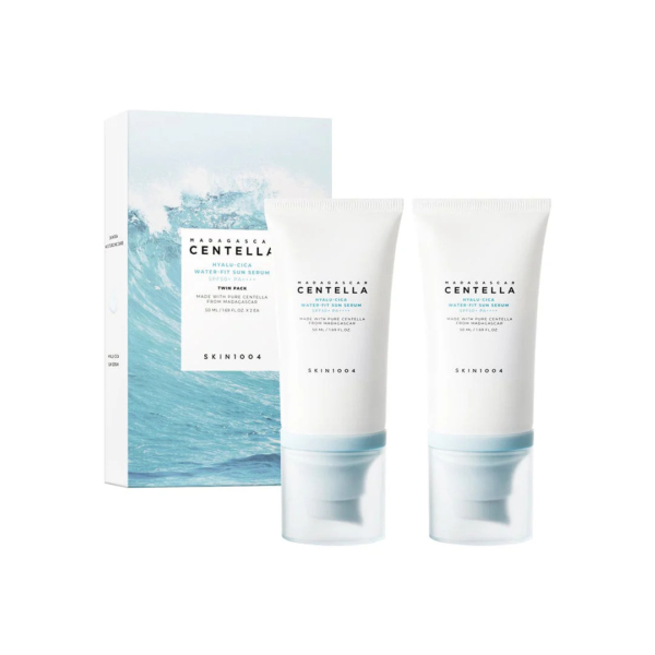 Deux tubes de SKIN1004 Madagascar Centella Watergel Sheet Ampoule 2X se trouvent devant leur emballage, orné d'un motif ondulé. Les tubes sont blancs et présentent un texte minimaliste, soulignant une esthétique épurée et simple. Dakar