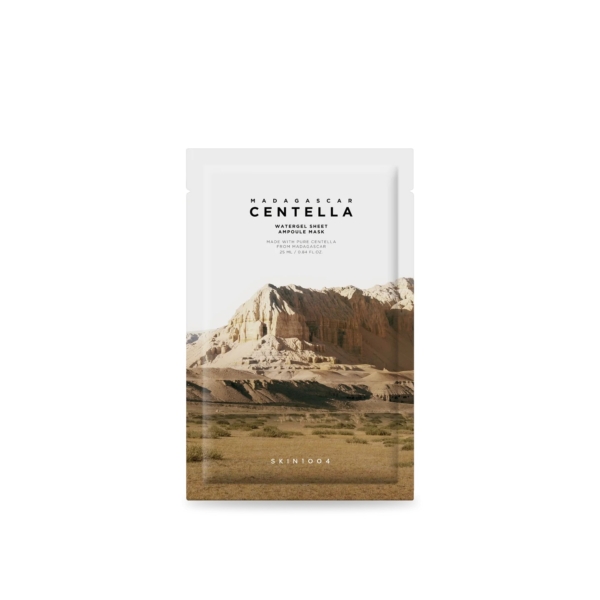 Un emballage de produit de beauté représentant un paysage désertique vallonné et à la végétation clairsemée. L'emballage porte l'inscription « Masque en feuille ampoule à la centella de Madagascar » de « SKIN1004 ». Le design est minimaliste et naturel. Dakar