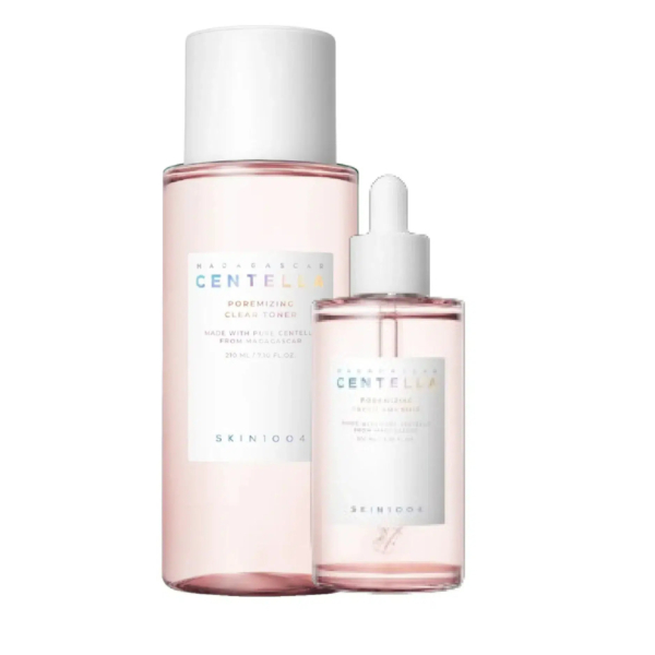 Deux flacons transparents de produits de soin Skin1004. Le plus grand est une lotion tonique avec un bouchon blanc, et le plus petit est doté d'un bouchon compte-gouttes. Les deux étiquettes mettent en avant l'ingrédient clé, la centella, et son origine, Madagascar. Dakar