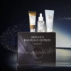 Un coffret noir intitulé « Skin1004 Coffret Ramadan Edition » présente deux tubes et un flacon sur un fond dégradé doux, mettant en valeur les mini ampoules à l'intérieur. Le texte ci-dessous dit : « Nous marcherons à vos côtés. Dakar