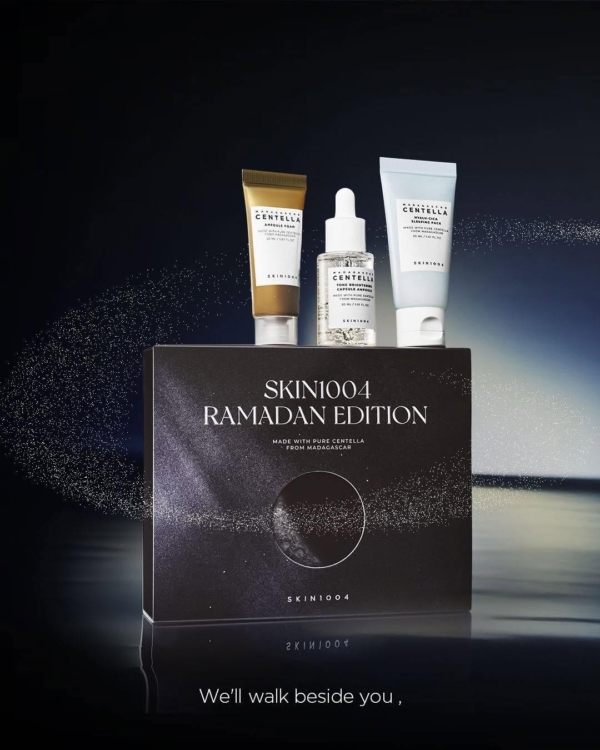 Un coffret noir intitulé « Skin1004 Coffret Ramadan Edition » présente deux tubes et un flacon sur un fond dégradé doux, mettant en valeur les mini ampoules à l'intérieur. Le texte ci-dessous dit : « Nous marcherons à vos côtés. Dakar