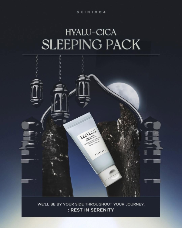 Image publicitaire d'un tube étiqueté « Hyalu-Cica Sleeping Pack » de Skin1004, sur fond de ciel nocturne éclairé par une lanterne. Texte : « Voyagez en toute tranquillité avec les mini-ampoules Coffret Skin1004. Reposez-vous en toute sérénité. Dakar