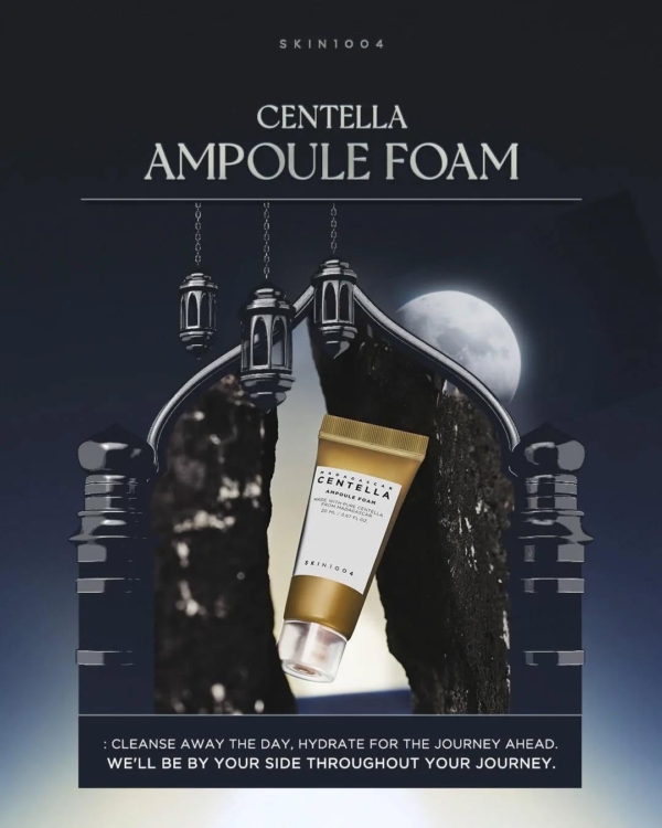 Une affiche promotionnelle pour le Coffret Skin1004 présente un tube posé sur un ciel au clair de lune avec une arche, sur lequel est écrit « Nettoyez la journée, hydratez-vous pour le voyage à venir. Découvrez la vitalité de la peau avec nos Mini Ampoules à vos côtés. Dakar