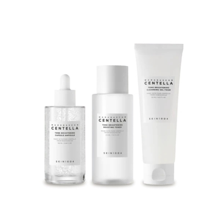 Trois produits de soin de la peau étiquetés « Madagascar Centella » de SKIN1004. Comprend un flacon compte-gouttes, un flacon de tonique et un tube nettoyant, le tout dans un emballage blanc minimaliste. Dakar