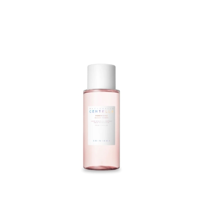 Une bouteille rose avec un bouchon blanc, étiquetée « Centella » en gros caractères et « Skin1004 » en dessous. Le liquide à l'intérieur est rose clair. La bouteille se détache sur un fond blanc uni. Dakar