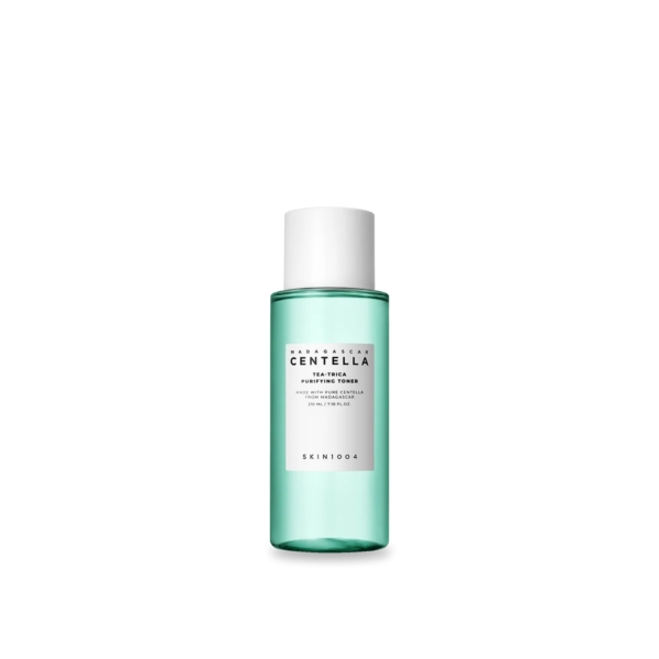 Un flacon bleu sarcelle transparent de lotion tonique à la centella de Madagascar SKIN1004, avec une étiquette et un bouchon blancs. Le nom du produit est imprimé sur l'étiquette. Le flacon est posé debout sur un fond blanc. Dakar
