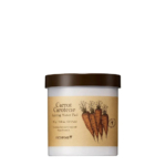 Un pot de compresses d'eau apaisantes Skinfood Carrot Carotene avec couvercle marron foncé. L'étiquette présente une illustration de trois carottes et un texte détaillant son contenu : 290 ml (60 compresses), formulées à base d'huile de graines de carotte. Dakar