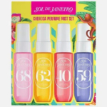 L'image montre un coffret de parfum Sol de Janeiro Cheirosa, comprenant quatre flacons portant les numéros 68, 62, 40 et 71. Les flacons sont roses, orange, corail et bleus, disposés de gauche à droite, sur fond de boîte vibrante à thème tropical. Dakar