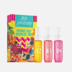 Un coffret de parfum coloré avec l'inscription « Sol de Janeiro Perfume Mist Discovery Trio ». Contient trois flacons numérotés 62, 40 et 68, aux motifs vibrants orange, rose et rouge. Dakar