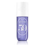 Un flacon bleu de parfum Sol de Janeiro avec un bouchon blanc. L'étiquette affiche « SOL DE JANEIRO » en blanc, suivi de « 59 » en gros caractères. Le flacon présente un design épuré avec un logo en forme de losange sur le bouchon. Dakar