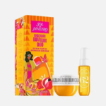 Coffret de soins comprenant le duo brésilien Bum Bum de Sol de Janeiro. Il comprend un pot de crème rond avec couvercle blanc et un flacon jaune avec pompe. Le coffret coloré arbore un motif floral éclatant et le logo de la marque. Dakar