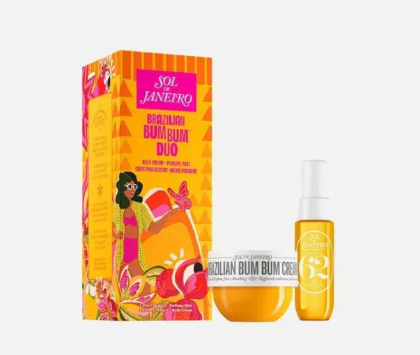 Coffret de soins comprenant le duo brésilien Bum Bum de Sol de Janeiro. Il comprend un pot de crème rond avec couvercle blanc et un flacon jaune avec pompe. Le coffret coloré arbore un motif floral éclatant et le logo de la marque. Dakar