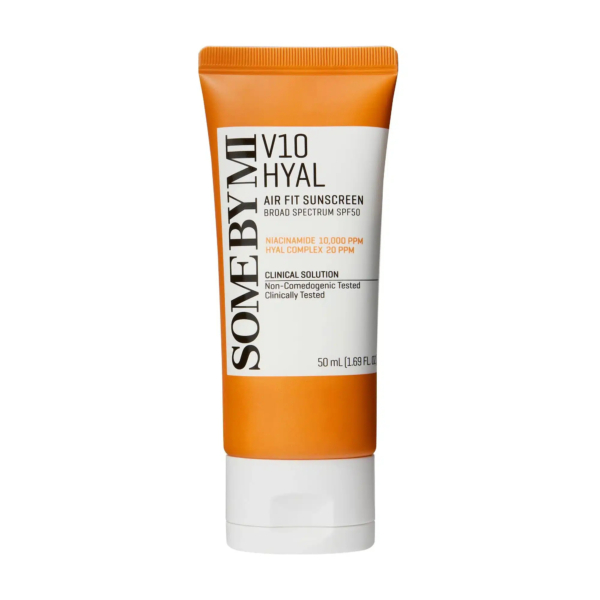 Tube blanc avec bouchon orange, étiqueté « Some By Mi V10 Hyal ». Il contient la crème solaire Air Fit à large spectre SPF 50, de la niacinamide et un complexe hyal. Le tube contient 50 ml. Dakar