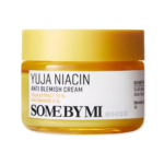 Gros plan d'un pot jaune étiqueté « Crème anti-imperfections à la niacine de Yuja » et portant la mention « SOME BY MI ». Le pot contient 60 g de produit. Dakar