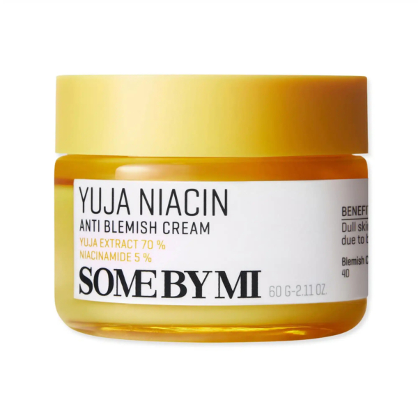 Gros plan d'un pot jaune étiqueté « Crème anti-imperfections à la niacine de Yuja » et portant la mention « SOME BY MI ». Le pot contient 60 g de produit. Dakar