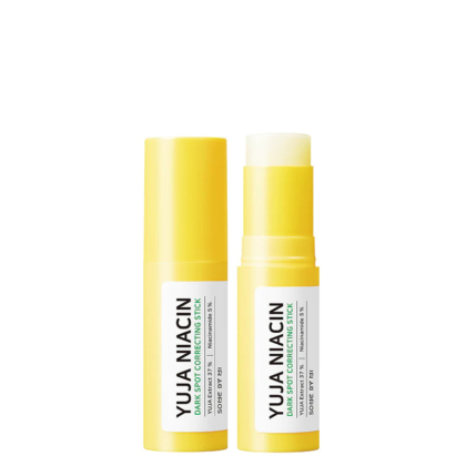 Deux sticks de soin jaunes sont présentés. L'un est fermé par un bouchon, l'autre est ouvert pour révéler le produit. Tous deux portent une étiquette blanche avec le texte noir « YUJA NIACIN Dark Spot Correcting Stick ». Dakar