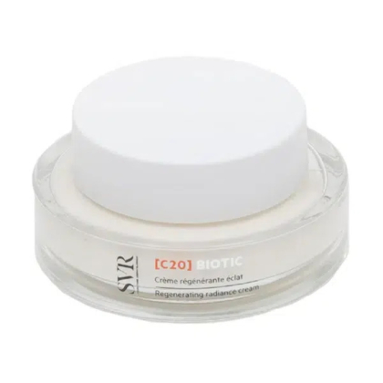 Un petit pot rond transparent avec un couvercle blanc contenant la Crème Éclat Régénérante Biotique SVR [C20]. L'étiquette présente un texte noir et un logo « [C20] » rouge, indiquant son utilisation comme produit de soin. Dakar